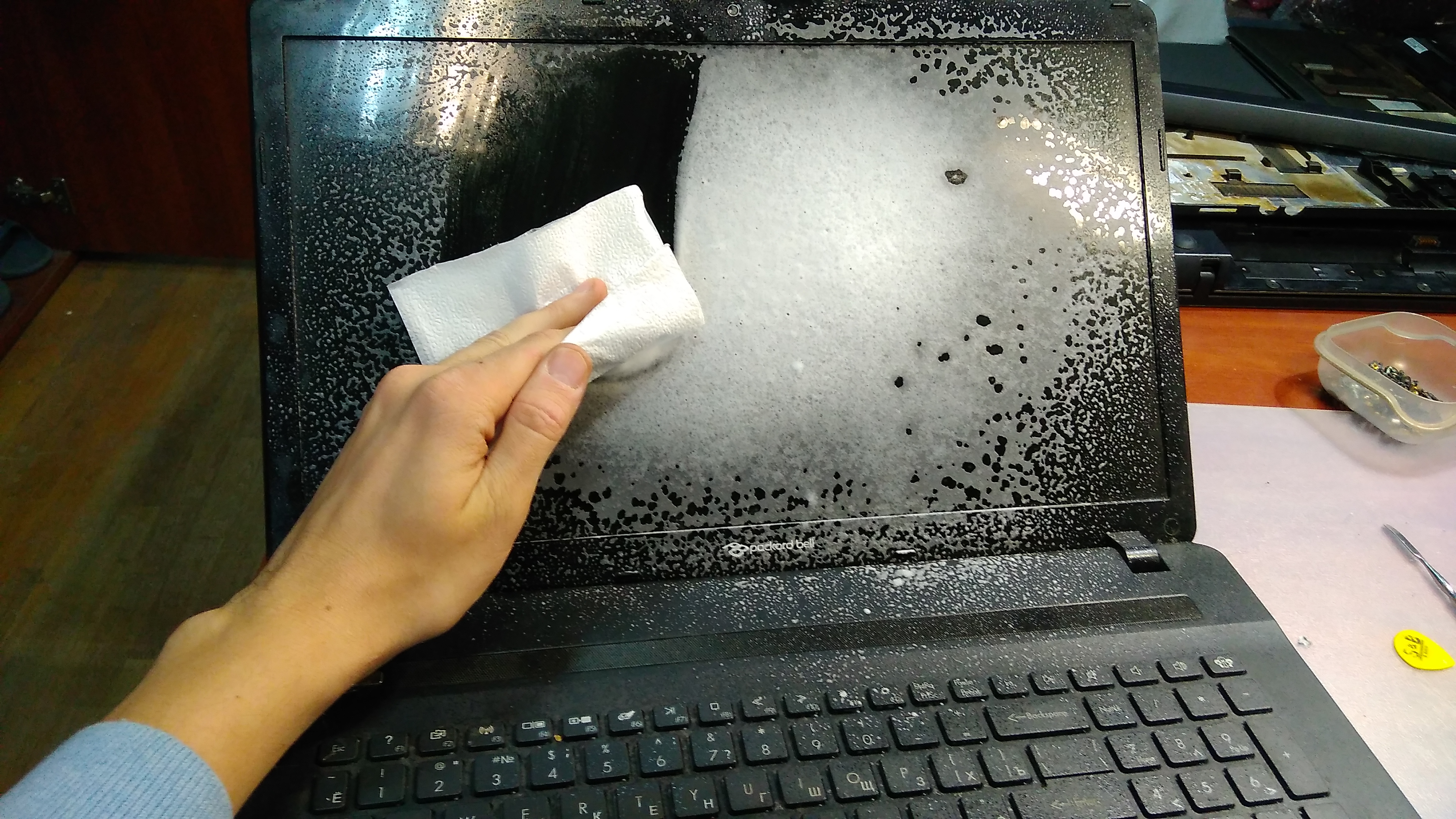 Чем можно почистить экран. Чистка ноутбука от пыли. Пыль в ноутбуке. Запыленный ноутбук. Грязный ноутбук.